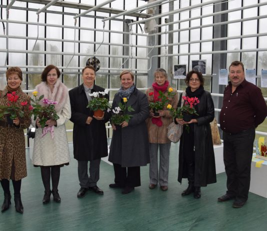 Foto no kreisās puses: Iveta Aigare, Evija Mitkus, Vilnis Borovskis, Māra Veitnere, Natālija Laminska, Antra Ivdra un Nacionālā botāniskā dārza direktors Andrejs Svilāns.