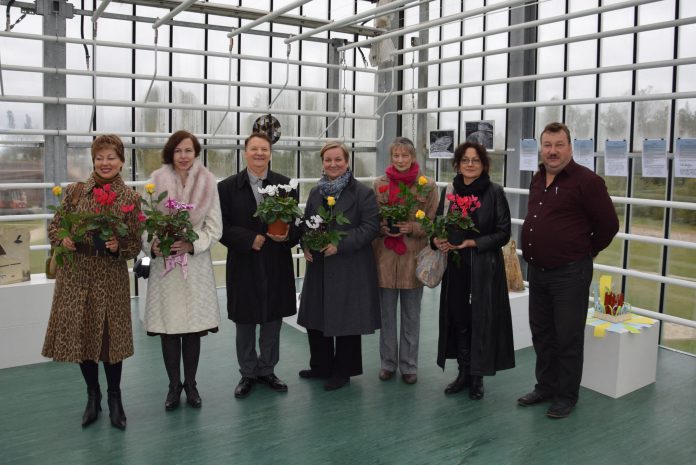 Foto no kreisās puses: Iveta Aigare, Evija Mitkus, Vilnis Borovskis, Māra Veitnere, Natālija Laminska, Antra Ivdra un Nacionālā botāniskā dārza direktors Andrejs Svilāns.