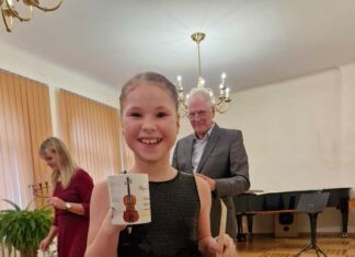 Alise Ivanova ar balvu A. Vivaldi festivālā