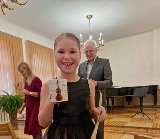 Alise Ivanova ar balvu A. Vivaldi festivālā