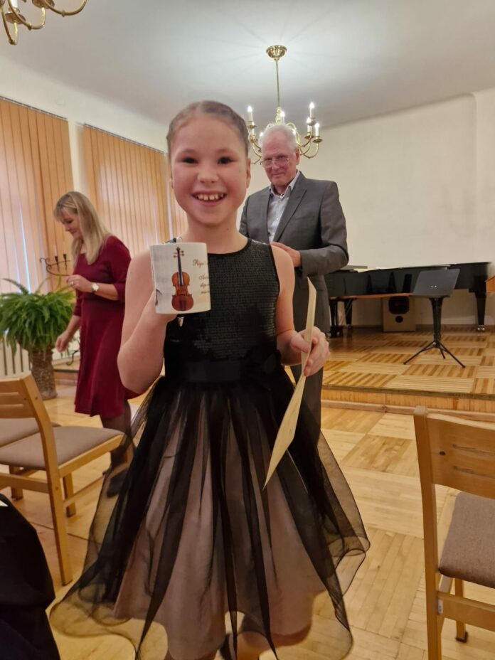 Alise Ivanova ar balvu A. Vivaldi festivālā