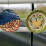 Izstāde ZEMES GAISMA apgleznoti šķīvji